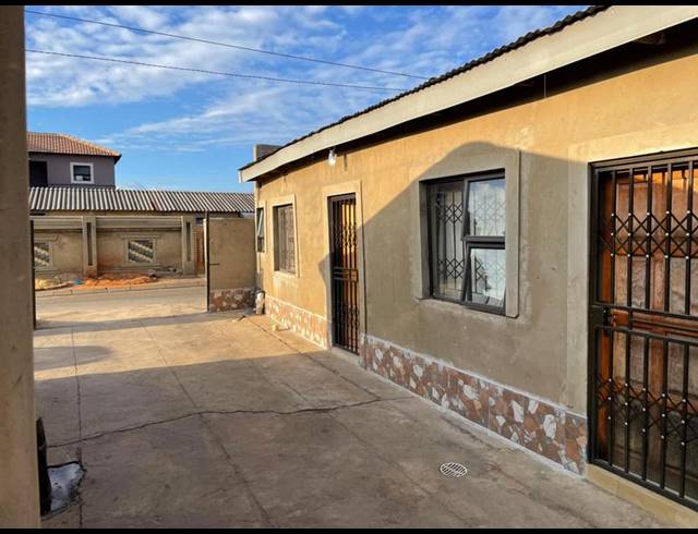 7 BEDROOM HOUSE FOR SALE IN ZOLA
